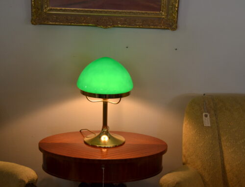Bordslampa modell strindberg mässing grön kupa